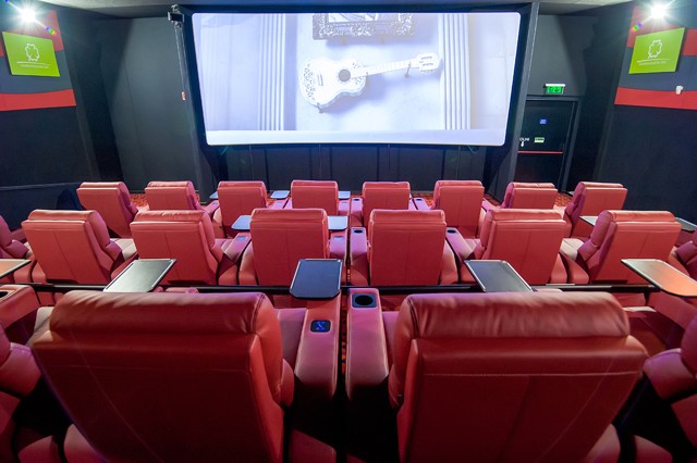 Filmnézés extrákkal: Megújult a Cinema City Aréna VIP