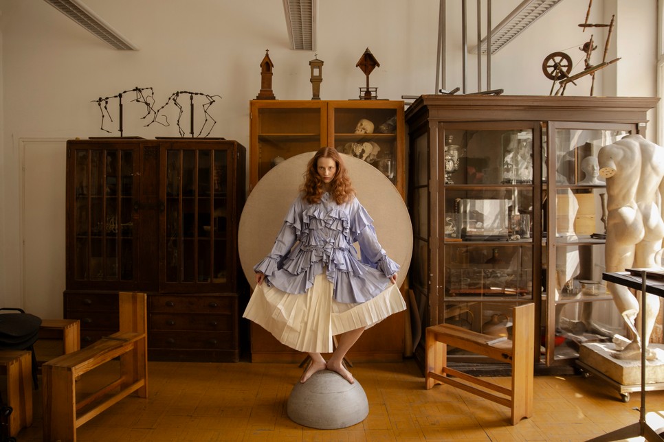 Martin Wanda a Syoss divattervezőpályázat versenyzőivel készített editorial a Glamour megbízásából. A képen Szarvas Valentin divattervező ruhája. Stylist: Kökény Nikoletta/GLAMOUR, Smink: Keserű Barbara, Haj: Végh Virág, Modell: Melinda/VM Model, Helyszín: Magyar Képzőművészeti Egyetem, Budapest, 2024