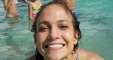 Jennifer Lopez egy falatnyi bikiniben ünnepelte a 49. szülinapját