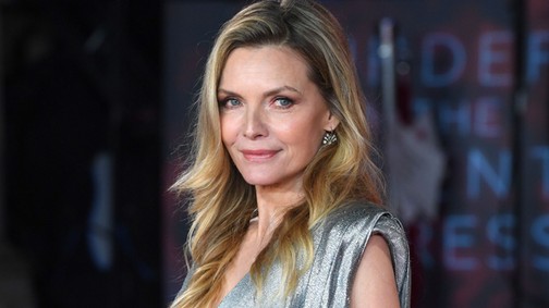Te is szeretnél úgy ragyogni, mint Michelle Pfeiffer ebben az ezüst estélyiben!