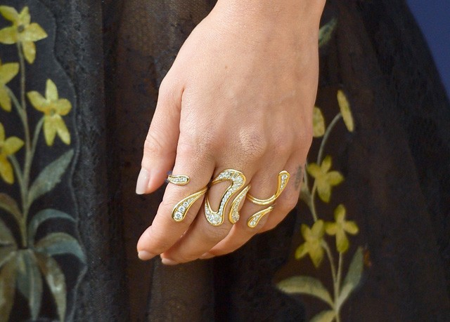 Emilia Clarke gyűrűi az Emmy gálán