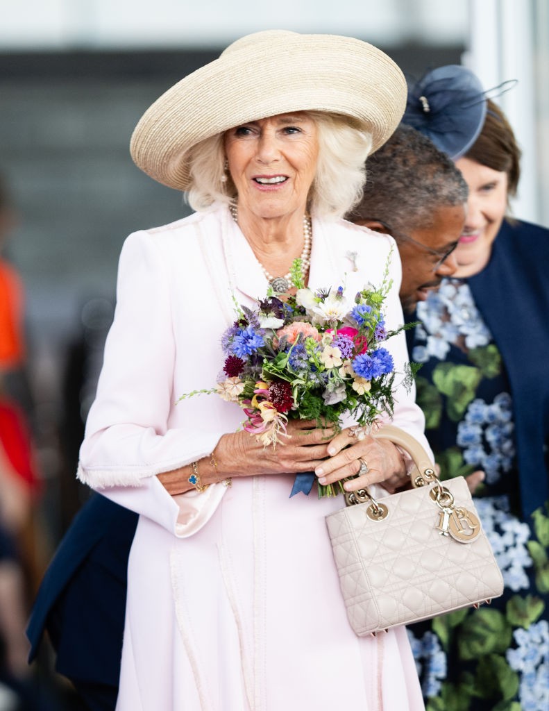 Kamilla királyné a Diana hercegnéről elnevezett Dior táskával pózol