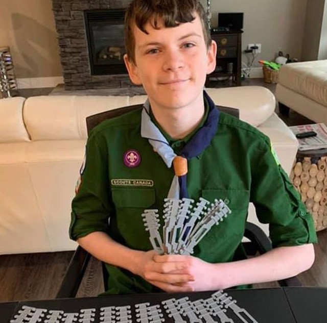 Ez a 12 éves fiú feltalálta a 3D-s fülvédőt, hogy megkímélje az egészségügyi dolgozókat a fájdalmas maszkviseléstől