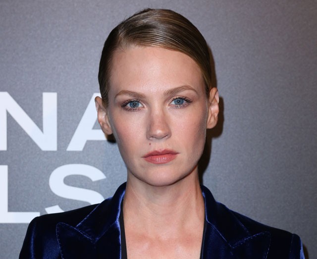 january jones, éjszakai ragadozók, premier, dekoltázs, blézer