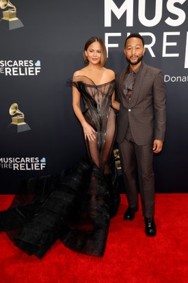 Kétségtelenül Chrissy Teigené volt a legdrámaibb belépő ebben a sejtelmes Christian Siriano kreációban