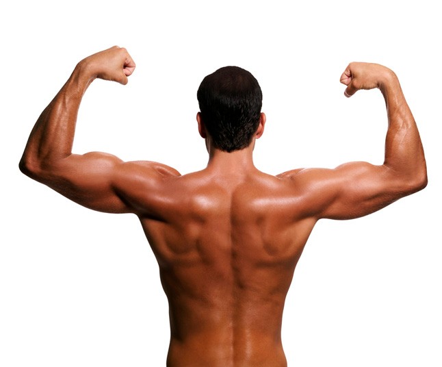 3. Legbelül kedves és lágy (de ezt senki sem tudhatja meg): a fiúk sokkal egyszerűbbek, mint mi nők. Ők nem szoktak órákon át beszélgetni egymással az érzéseikről, álmaikról, félelmeikről. Sokszor még ők maguk sem tudják pontosan, mik ezek. Ennek az az oka, hogy elsősorban a feladatra szoktak koncentrálni, mert így elrejthetik sebezhetőségüket – és így növelik a büszkeségüket. Amikor valamit jól elvégeztek, akkor megdicsérik magukat: "igazi férfi voltam". Akkor válik félelmetessé a dolog, amikor nem biztosak magukban vagy érzésekről van szó. Erre a legjobb példa az ágyban való szereplésük. Rettegnek attól, hogy nem elég férfiasak. Míg mi, nők, lehet, hibázunk vagy nem sikerül valamit tökéletesen elvégeznünk, de sosem gondoljuk azt, hogy "hű, ma nem voltam nő". Ugye, milyen nevetségesen hangzik? A férfiak pedig nagyon félnek ettől és mindig a tökéletességre mennek és ezáltal az érzéseiket sokszor elnyomják - ők így birkóznak meg a hiányosságaikkal. 