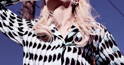 Zavarba ejtő vetkőzés a legnőiesebb fiú modelltől