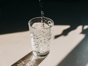 Túl sok vizet iszol? Vigyázz, a túlhidratáltság nem vicc! 