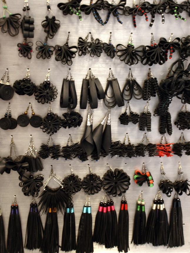 Így születik gyönyörű ékszerként újjá a bicikligumi