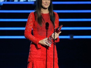 51 évesen is miniben, Sandra Bullock elképesztő