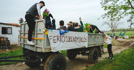 A húsvéti locsolkodást eddig ciki volt szeretni, a fiatal magyar fotós képeinek hála új értelmet kap a hagyomány