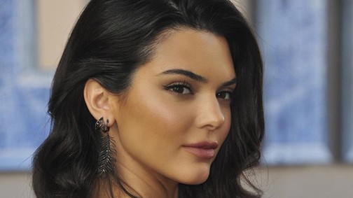 Mióta Kendall Jenner száját feltöltötték, teljesen úgy néz ki, mint Kourtney Kardashian!