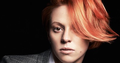 Minden csúfolt fiús és vörös lány hőse: Elly Jackson, a La Roux énekesnője