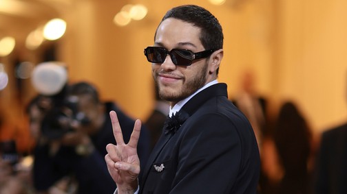 Pete Davidson teljesen kopasz lett, és meglepően jól áll neki
