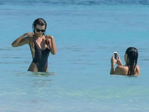 Emily Ratajkowski melltartó nélkül fürdőzött Mexikóban