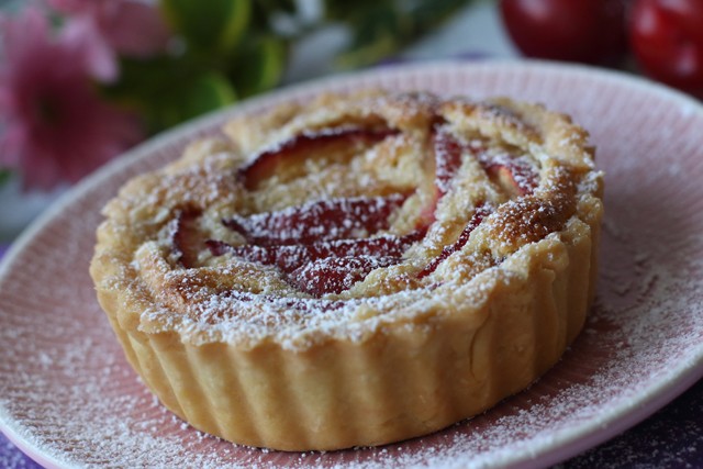 Ez a szilvás-mandulás tortácska lesz a mai kedvenc desszerted