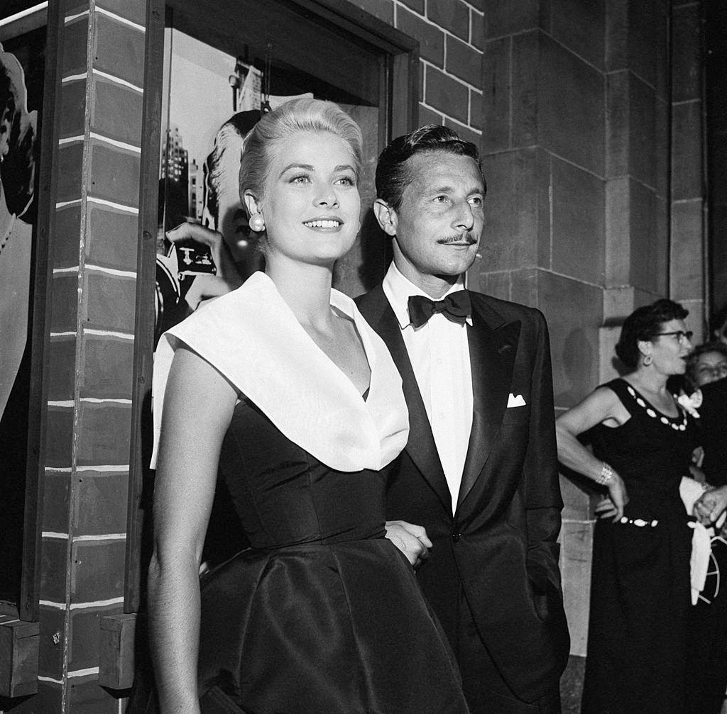 Grace Kelly és Oleg Cassini divattervező a Hátsó ablak premierjén 1954-ben