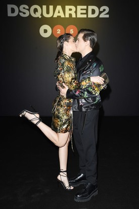 2020-ban Milánóban, ahogy csókban forrnak össze.