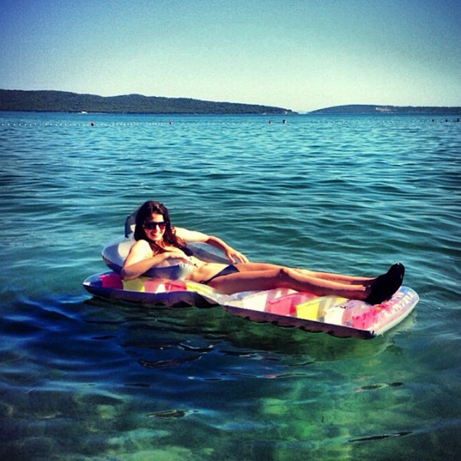 Pillmann Lívia magyar modell az Adriai-tengeren sütkérezik.