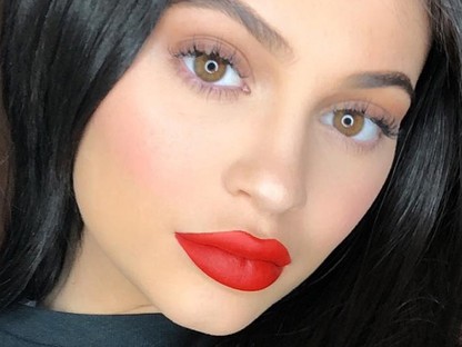 Kylie Jenner megvált szájimplantátumától mi pedig mutatjuk, hogyan történik ez a valóságban!