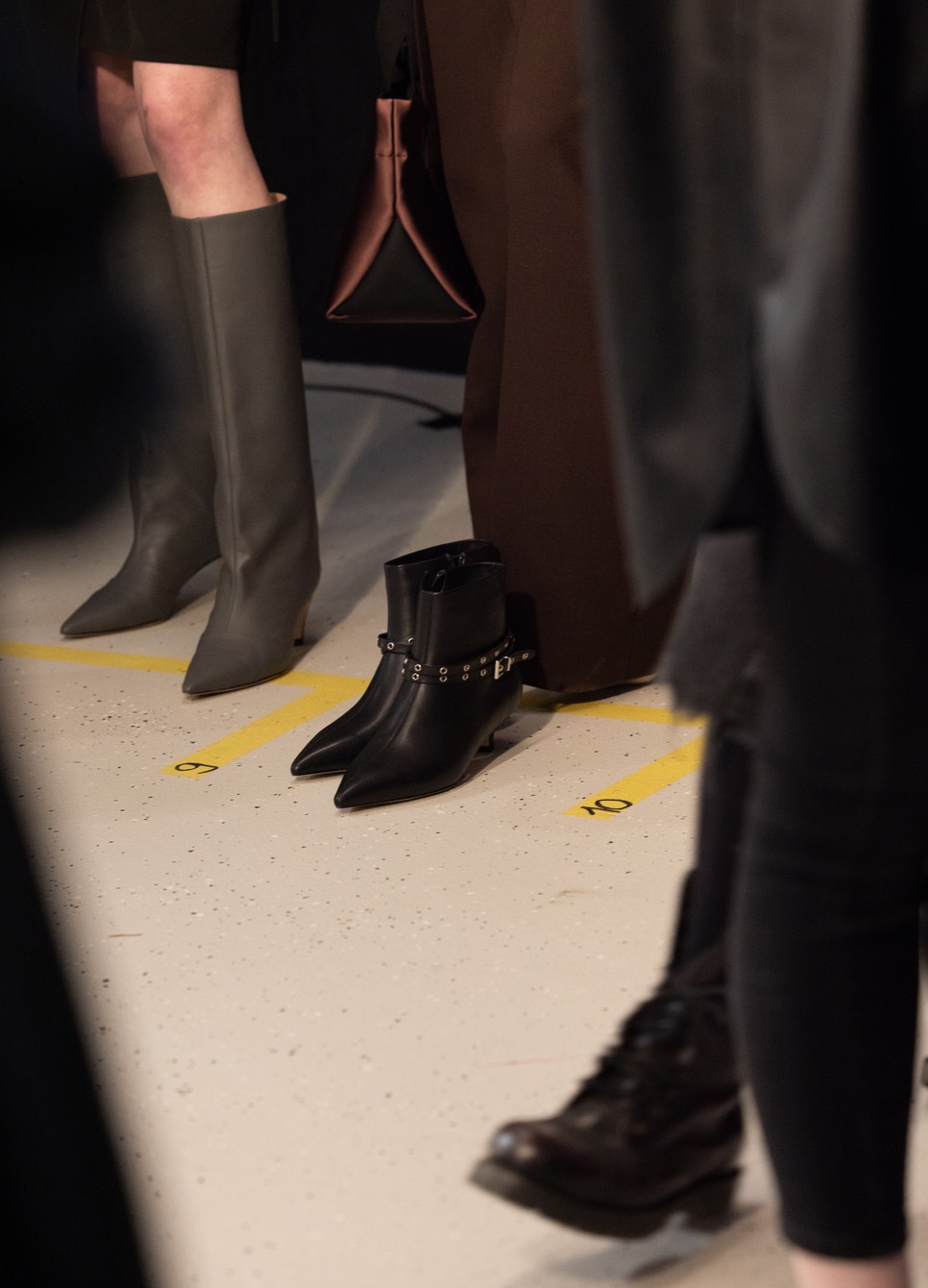 A KAZAR STUDIO cipői remekül festettek a TheFour extravagáns, de nagyon is hordható kollekciójával