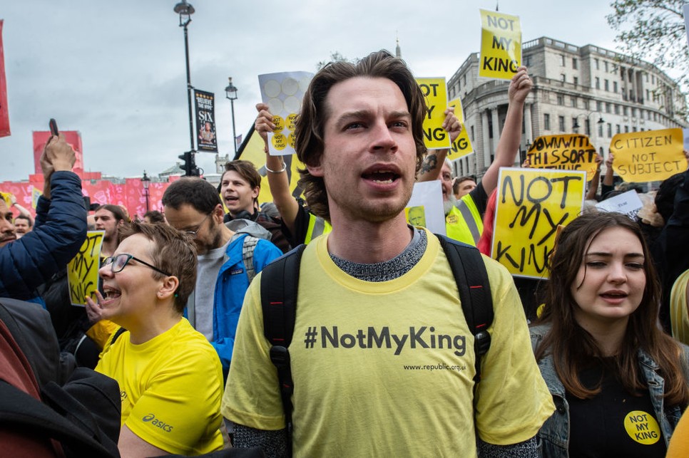 "Not my King" azaz "Ne az én királyom" polófelirat Károly koronázásának napján, melyet egy köztársaságpárti aktivista visel