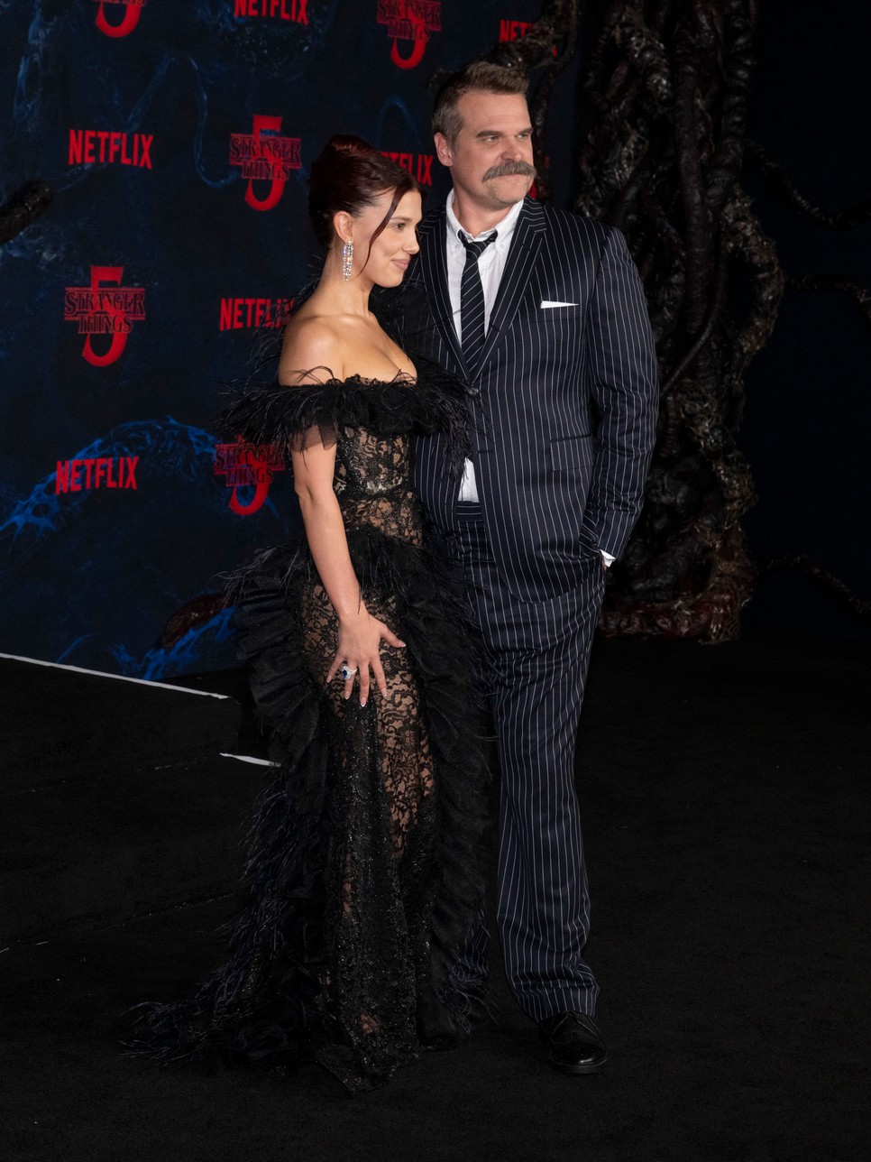 Millie Bobby Brown és David Harbour a Stranger Things záró évadának bemutatóján