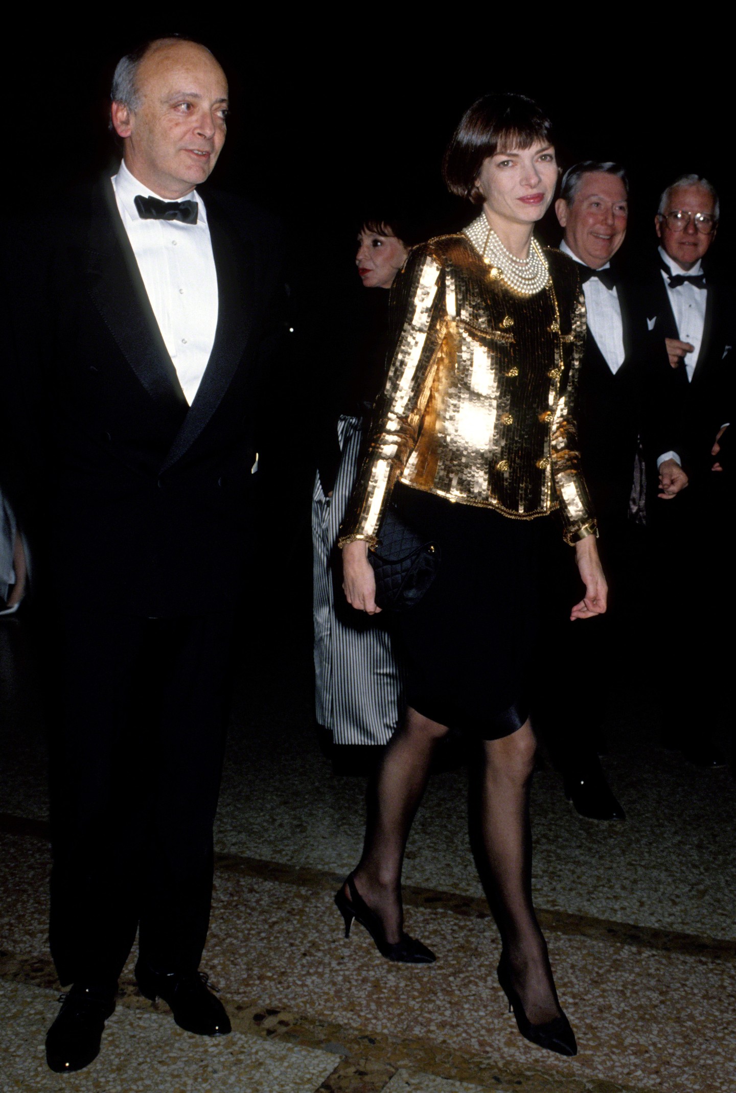 Met gála: Anna Wintour 89-ben egy fényes flitteres, arany blézerben érkezett a gálára