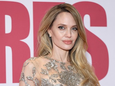 Angelina Jolie élete egyik legbátrabb meztelenruhájában ragyogott, óriási feltűnést keltett
