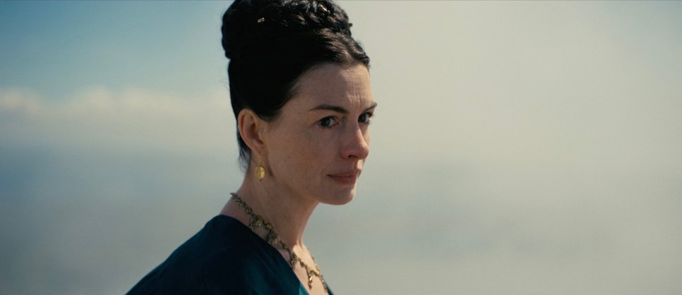 A Penelopét alakító, jelenleg várandós Anne Hathaway hősiesen vett részt a filmet népszerűsítő turné állomásain