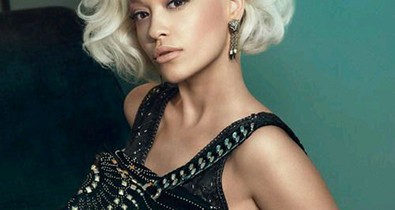 Rita Ora luxuskampányban szőke istennő lett!