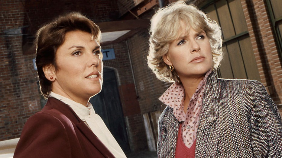 Ma már elfogadottnak számít, hogy egy nyomozó nő, de amikor a Cagney és Lacey sorozat elindult, a nézők még meglehetősen meglepődtek, hogy nem ők a titkárnők, hanem ők vezetik a nyomozást