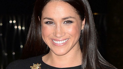 Azta: Meghan Markle színpadon énekli a Santa Baby-t