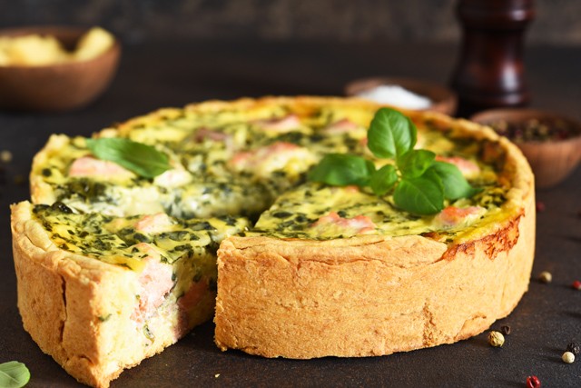 Indítsd a hetet ezzel a francia finomsággal: spentós-lazacos quiche