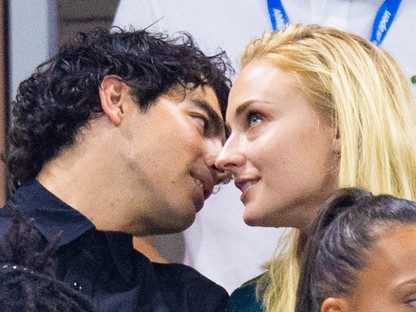 Sophie Turner és Joe Jonas nyelves csókja nem valami bizalomgerjesztő