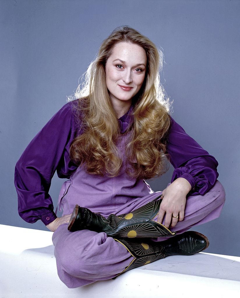 Meryl Streep, amint egy egy vidám, lila összeállításban pózol a kamerának egy 1979-ben készült portréfotón.