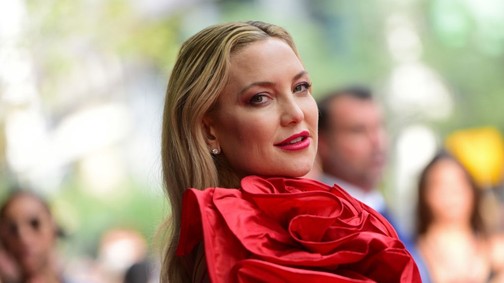 Kate Hudson topless ünnepli a nyár kezdetét