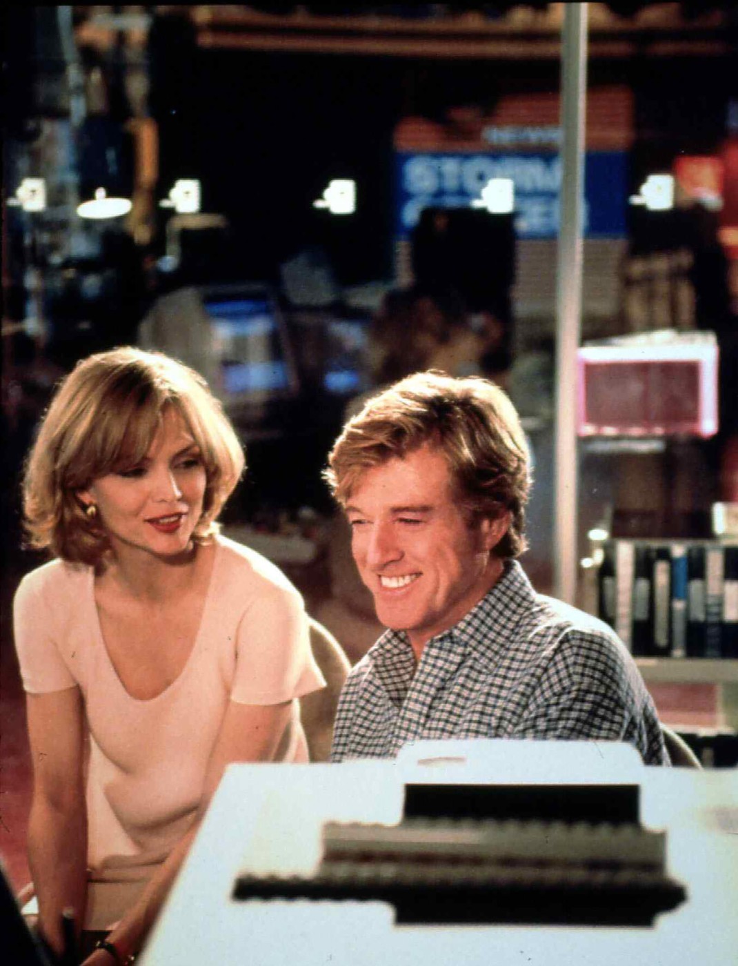 Az 1996-os Hírek szerelmesei több volt, mint egy romantikus film – a történet a szerelmi szál mellett szakmai küzdelmeket is bemutatott. Michelle Pfeiffer Sally Atwater-t, egy feltörekvő riportert alakított, aki Robert Redford karakterétől, Warren Justice-től kap segítséget a szakmai kiteljesedéshez. A film egyszerre volt romantikus és megható, hiszen a szerelmi történeten túl a karakterek személyes fejlődése és a média világának kemény valósága is fókuszba került.