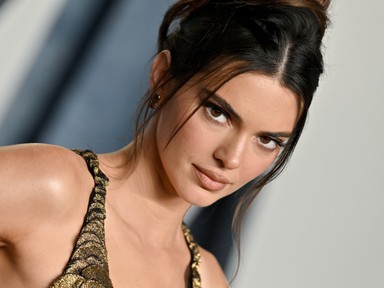 Kendall Jenner mellbimbóit csak két kis virág takarja a vakációján