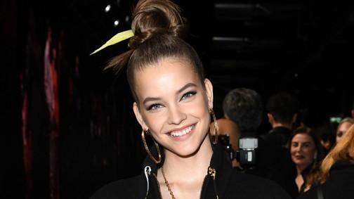 Hoppá! Palvin Barbi és Emily Ratajkowski együtt szexiztek a Versace show-ján