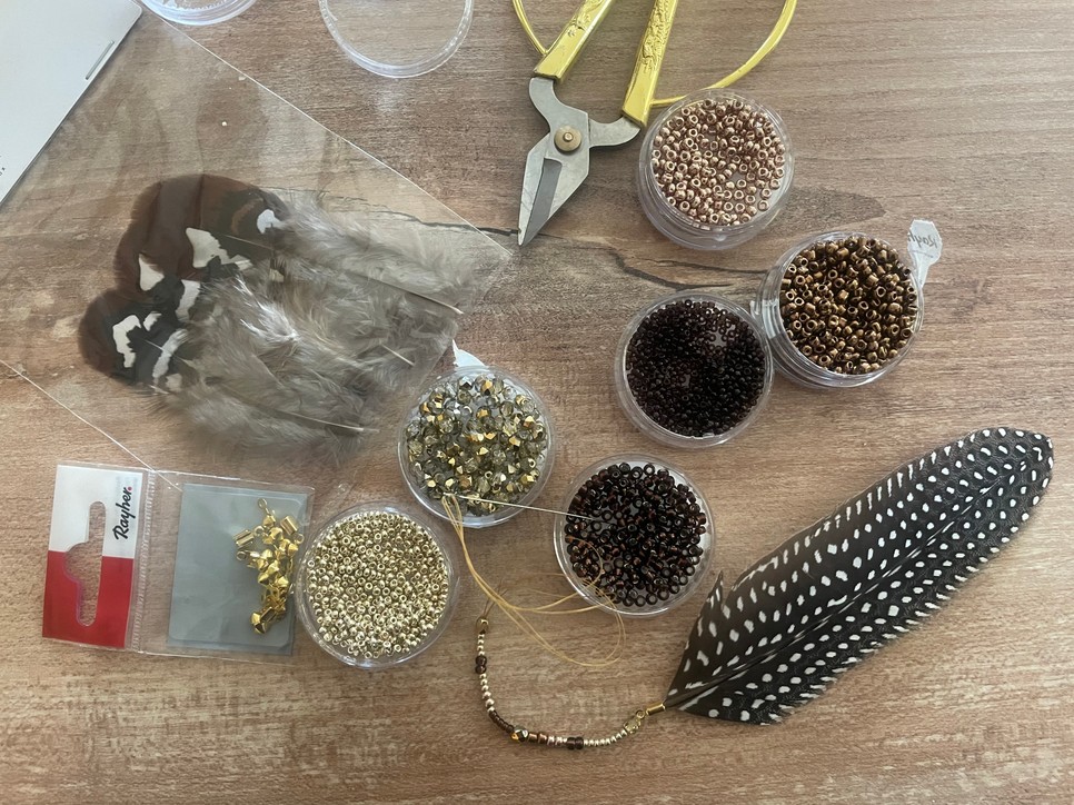 Köllő Babett Sztárban sztár leszek ruhájának díszítését Kiss Márk részben saját kezűleg varrja