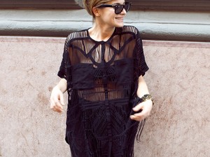 Odett lezseren, feketében