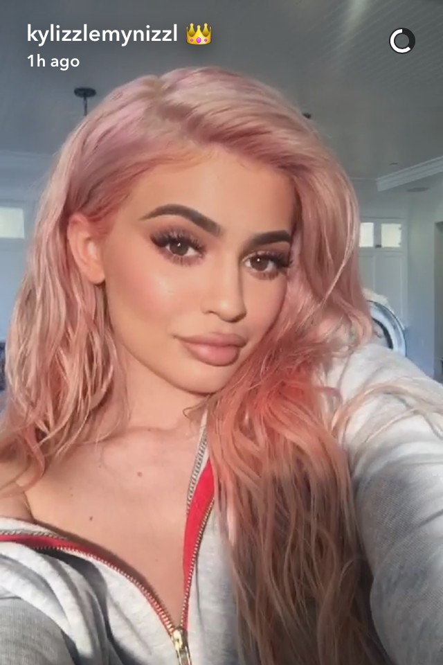 kylie jenner, kylie jenner haja, kylie jenner szőke, rosegold hajszín, rosegold haj