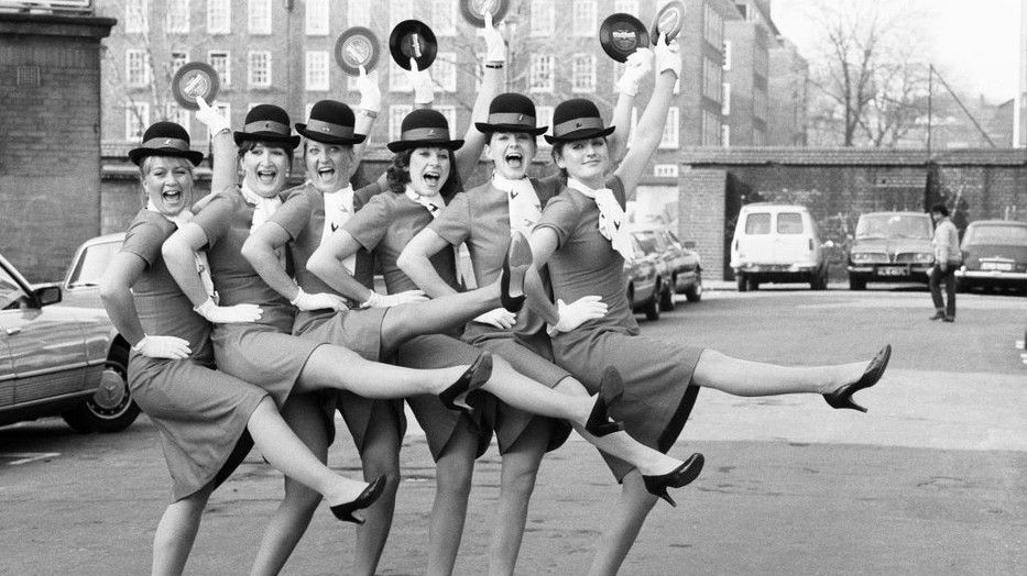 Tudod, ki tervezi a légiutaskísérők vagy a rendőrök egyenruháit? Izgalmas egyenruhák híres tervezőktől