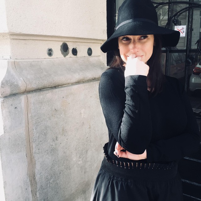 Nincs menőbb Cselényi Eszter pávatollas kalapjánál!