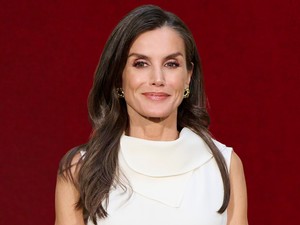 Letícia spanyol királyné nyári ruhája az egyik legszebb darab, amit láttunk: káprázatosan festett a Carolina Herrera kreációban