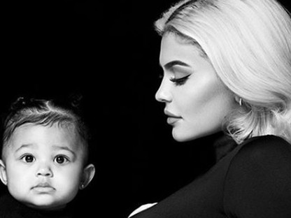 Heti cuki: Kylie Jenner 9 hónapos kislánya elképesztően élvezi édesapja koncertjét