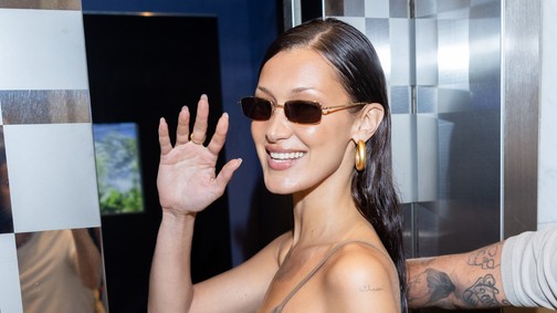 Bella Hadid újra a divatba hozta a kilencvenes évek napszemüveg trendjeit, és ennél menőbbet nem is viselhetnél idén nyáron