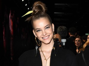 Hoppá! Palvin Barbi és Emily Ratajkowski együtt szexiztek a Versace show-ján