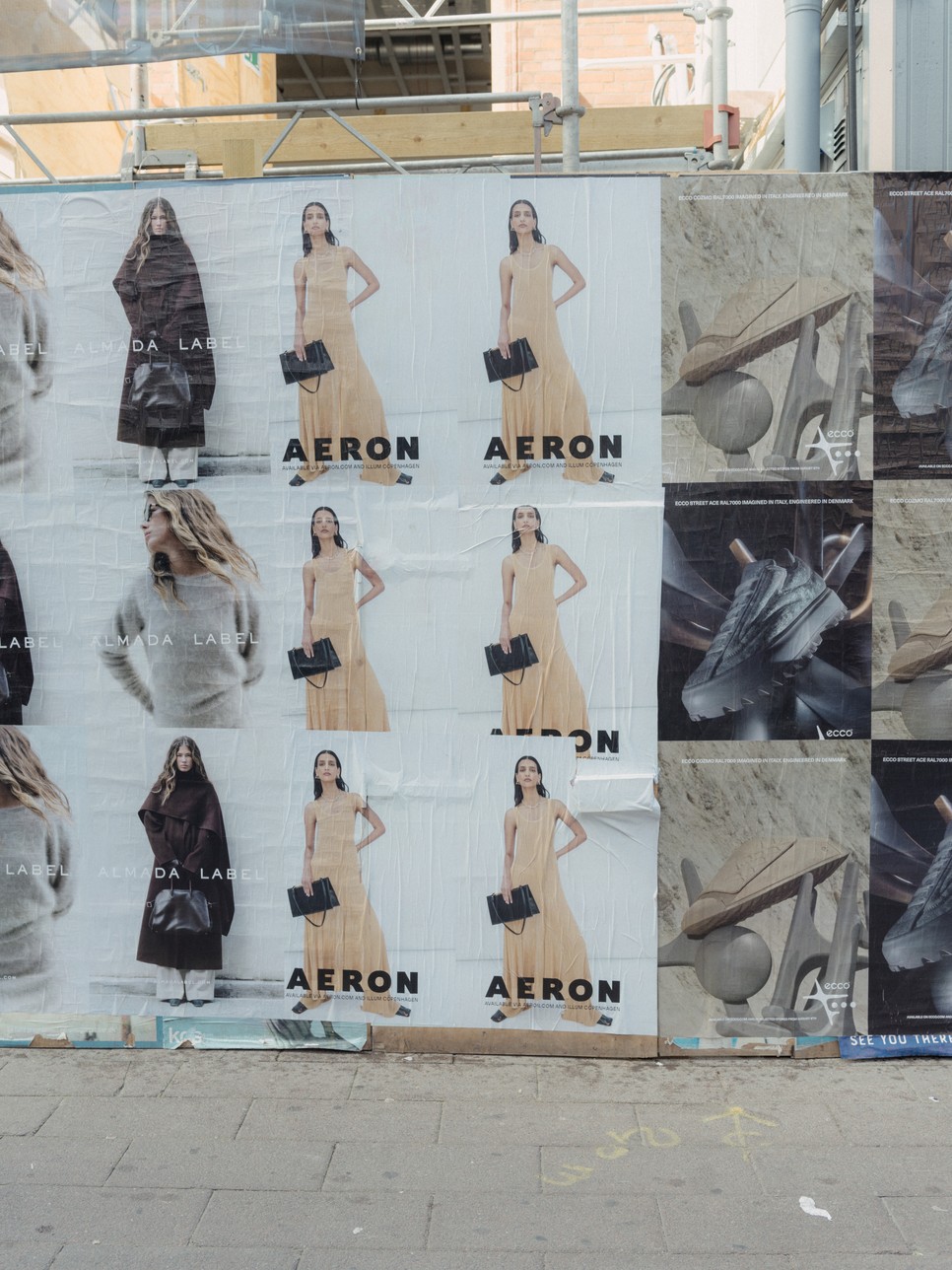 A koppenhágai utcán megszokottak a divatplakátok: az AERON is jelen van a szuperlaza, cool divatközegben